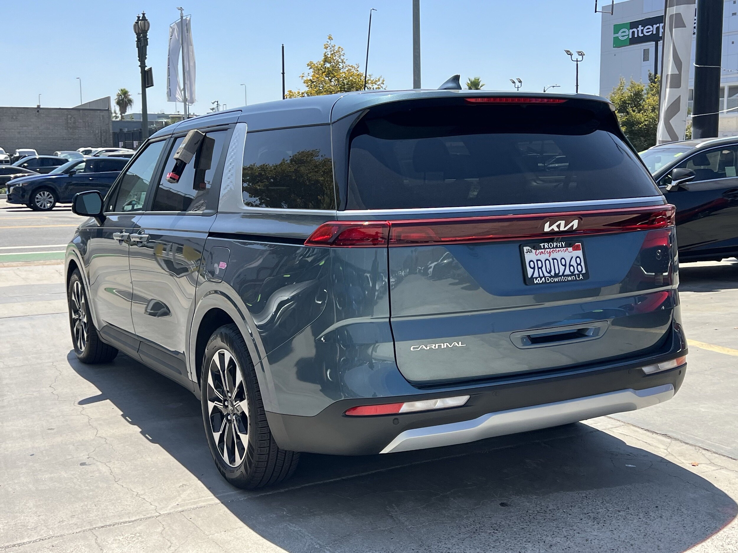 2024 Kia Carnival EX photo 3