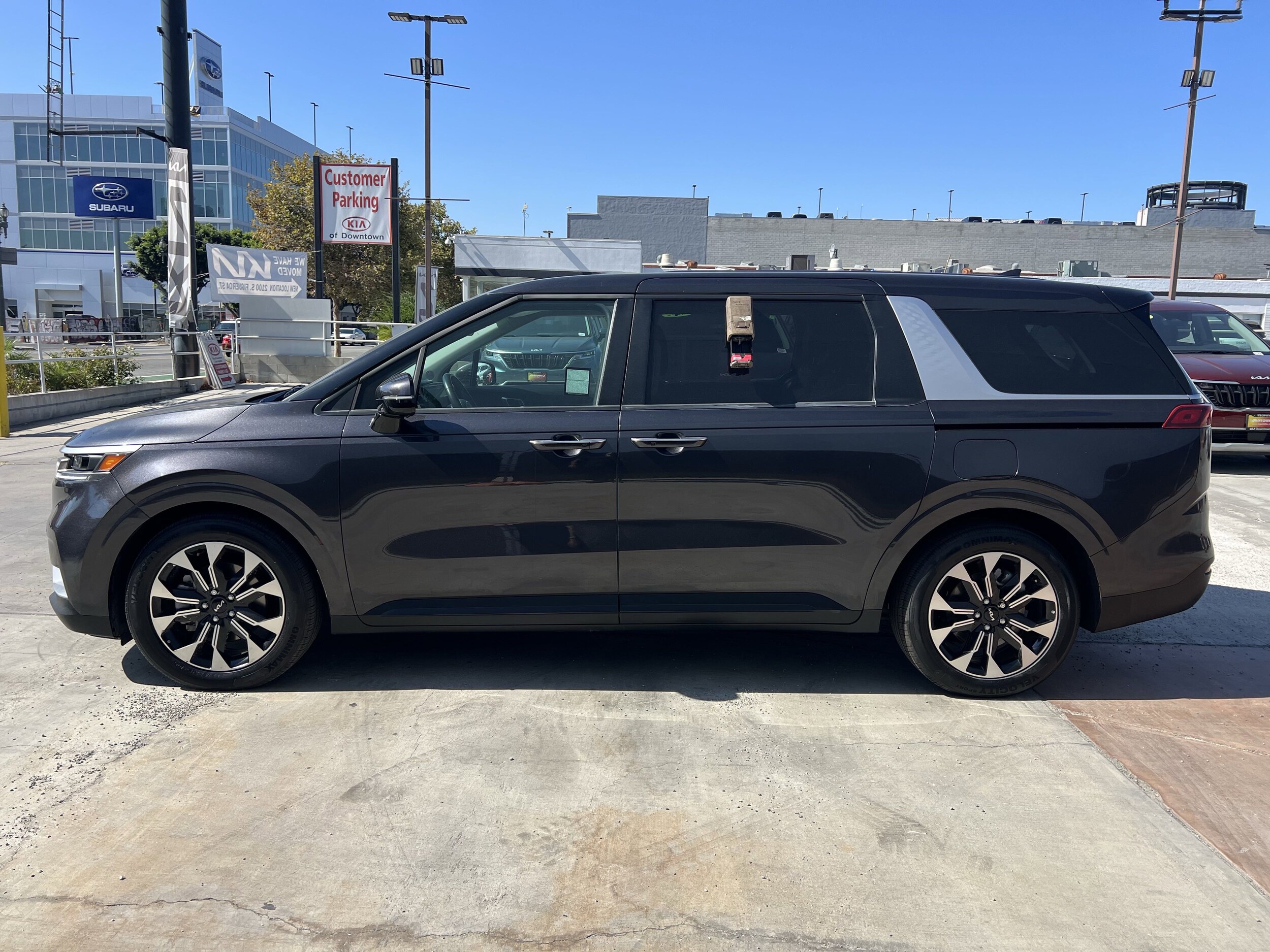 2024 Kia Carnival EX photo 2