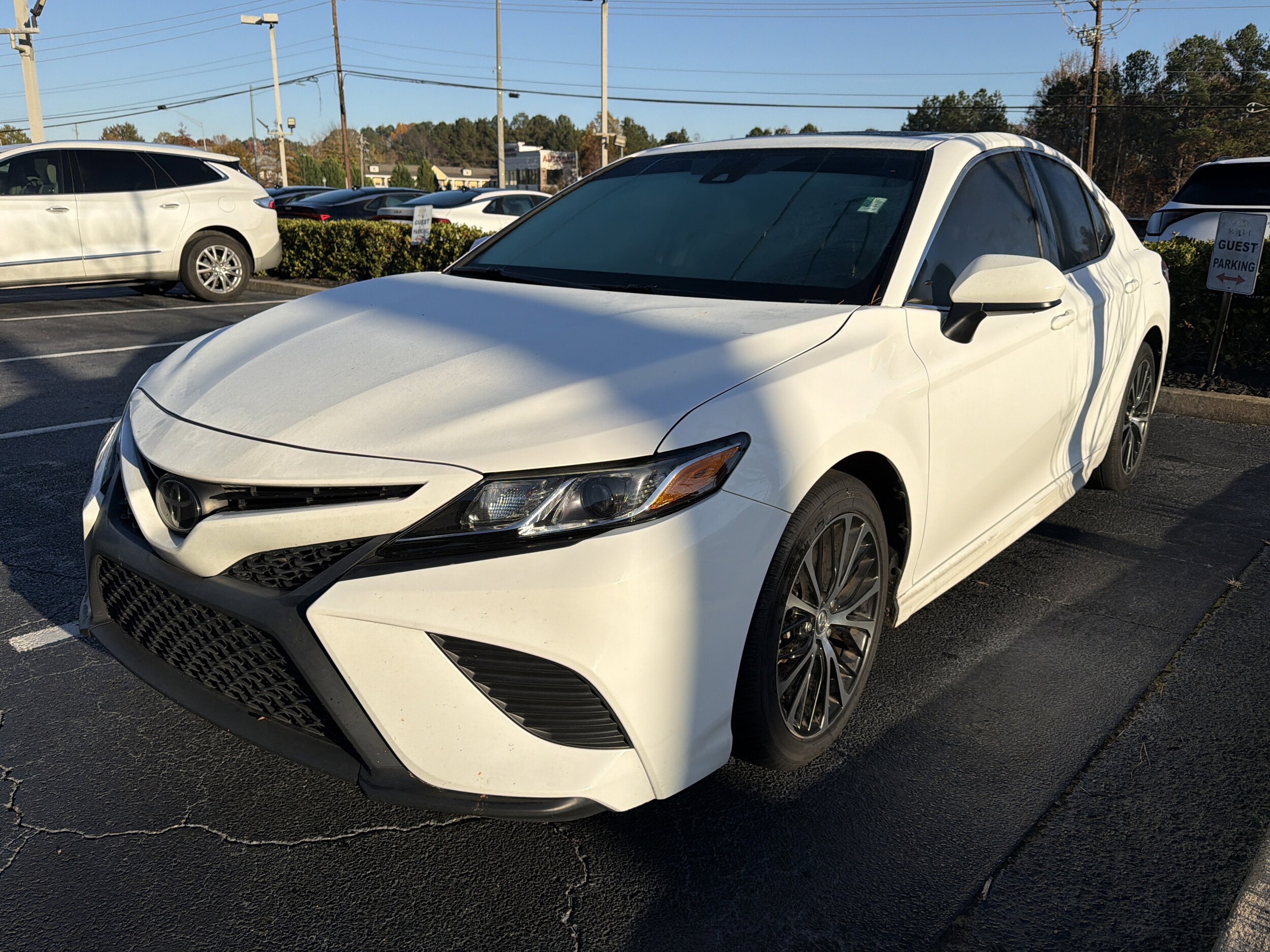 2020 Toyota Camry SE photo 3