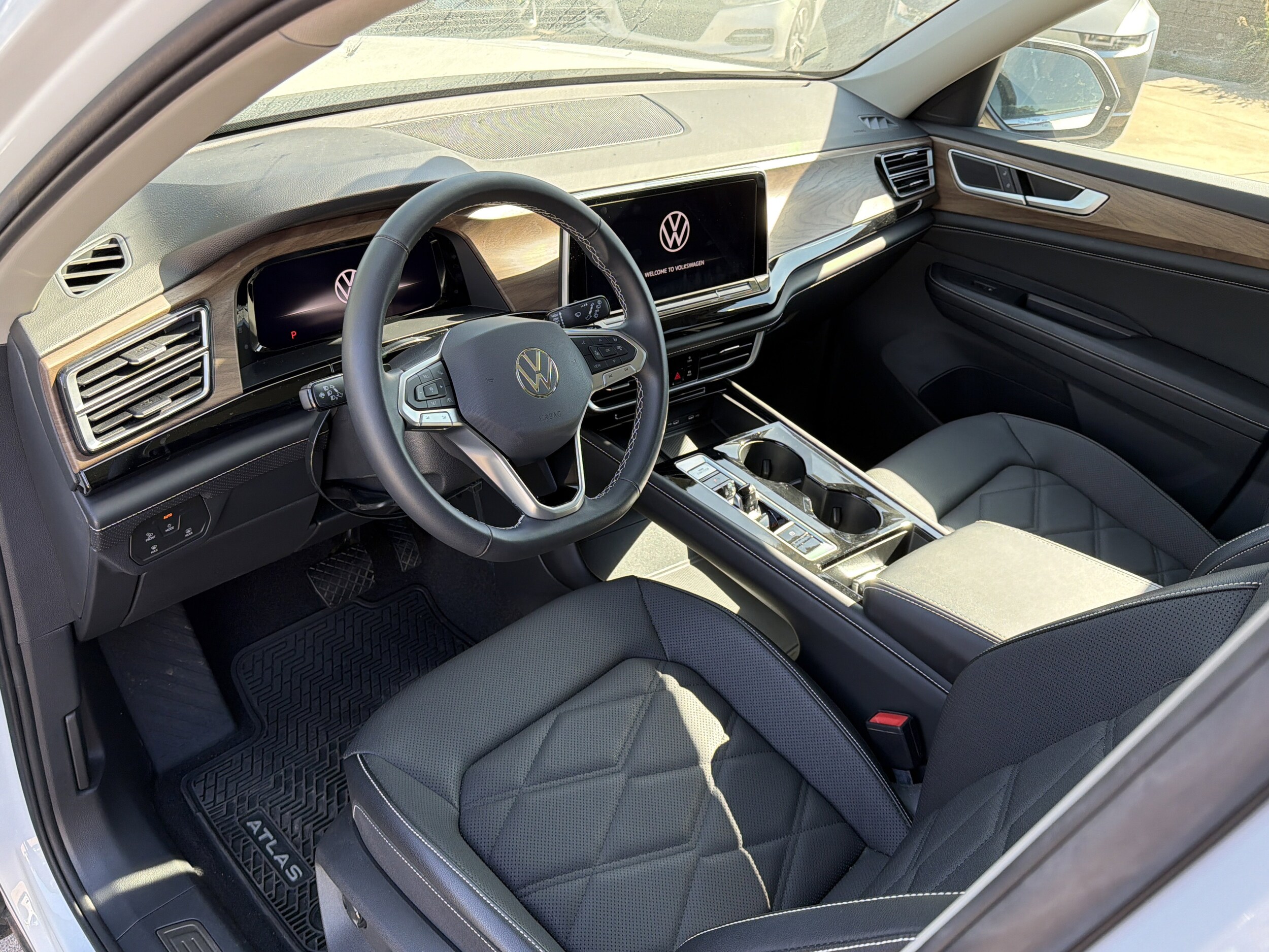 2024 Volkswagen Atlas SE Technology photo 2