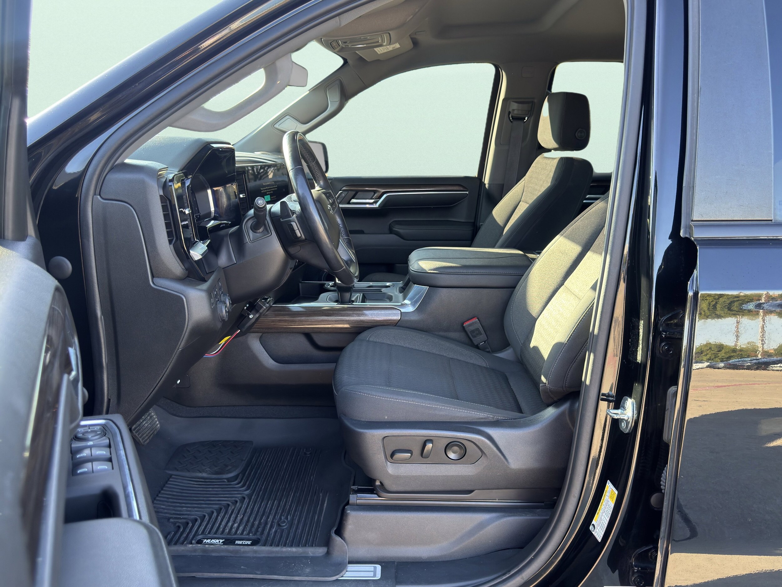 2023 Chevrolet Silverado 1500 RST photo 2