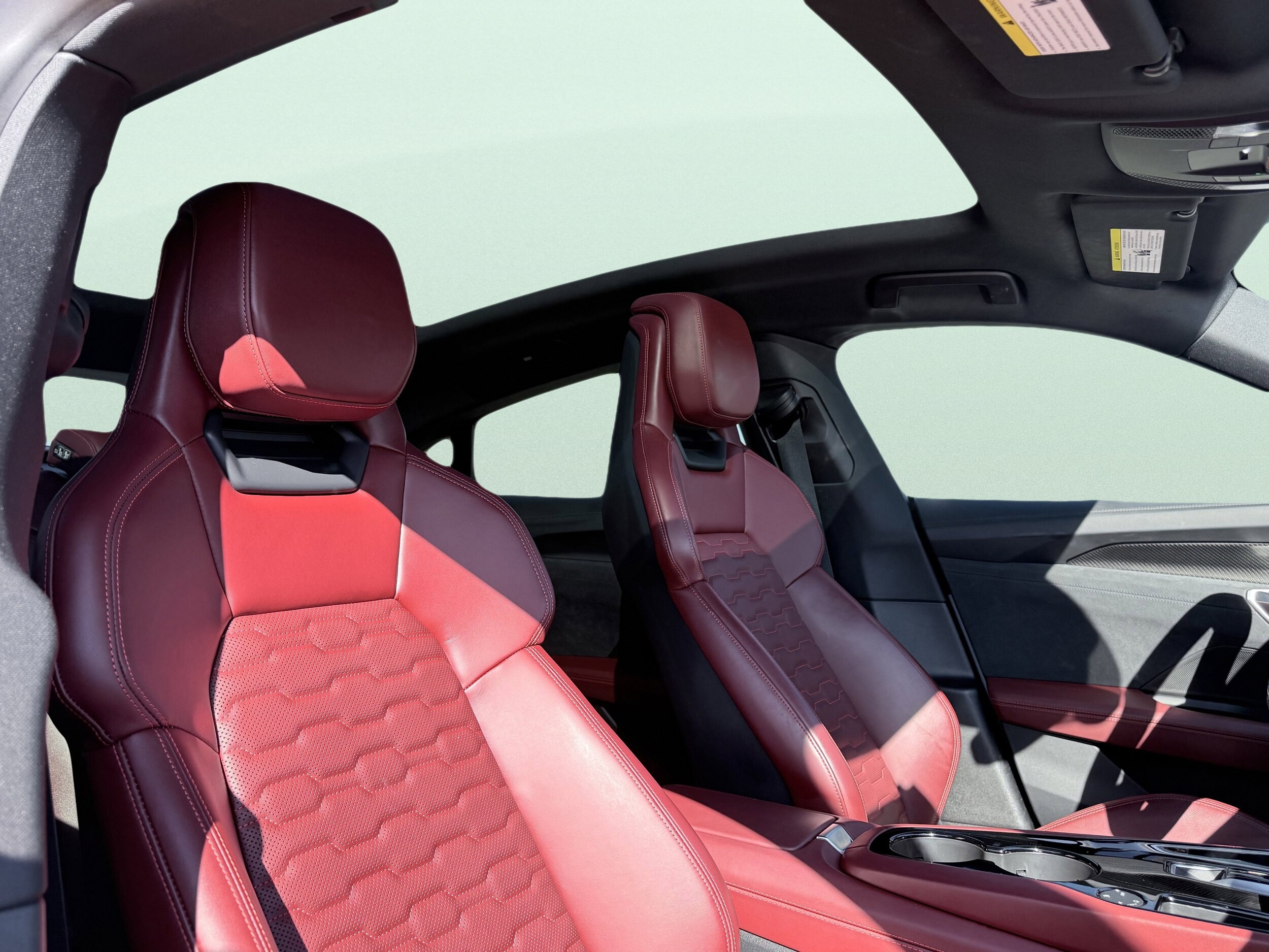 2024 Audi e-tron GT Premium Plus photo 2