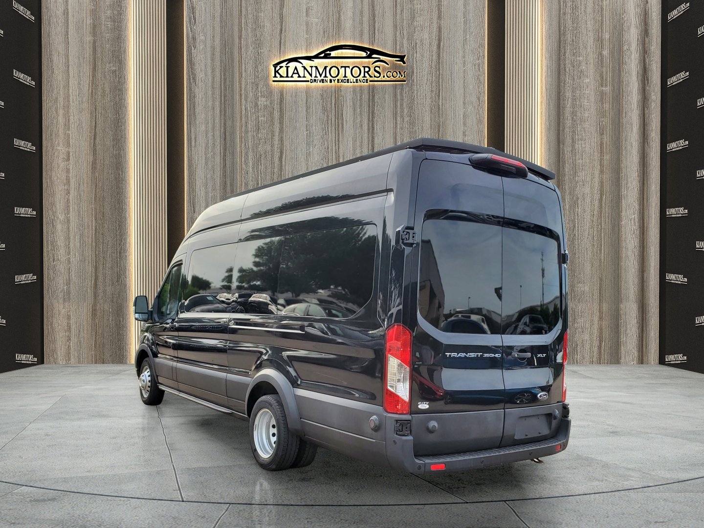 2020 Ford Transit Passenger Van XLT - Photo 6