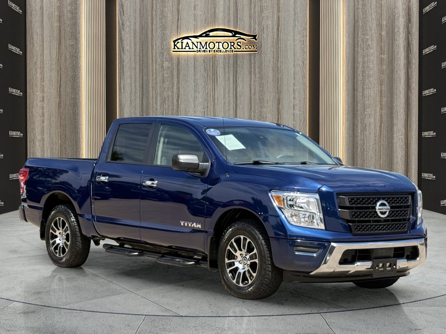 2021 Nissan Titan SV 4X2 Crew Cab's photo