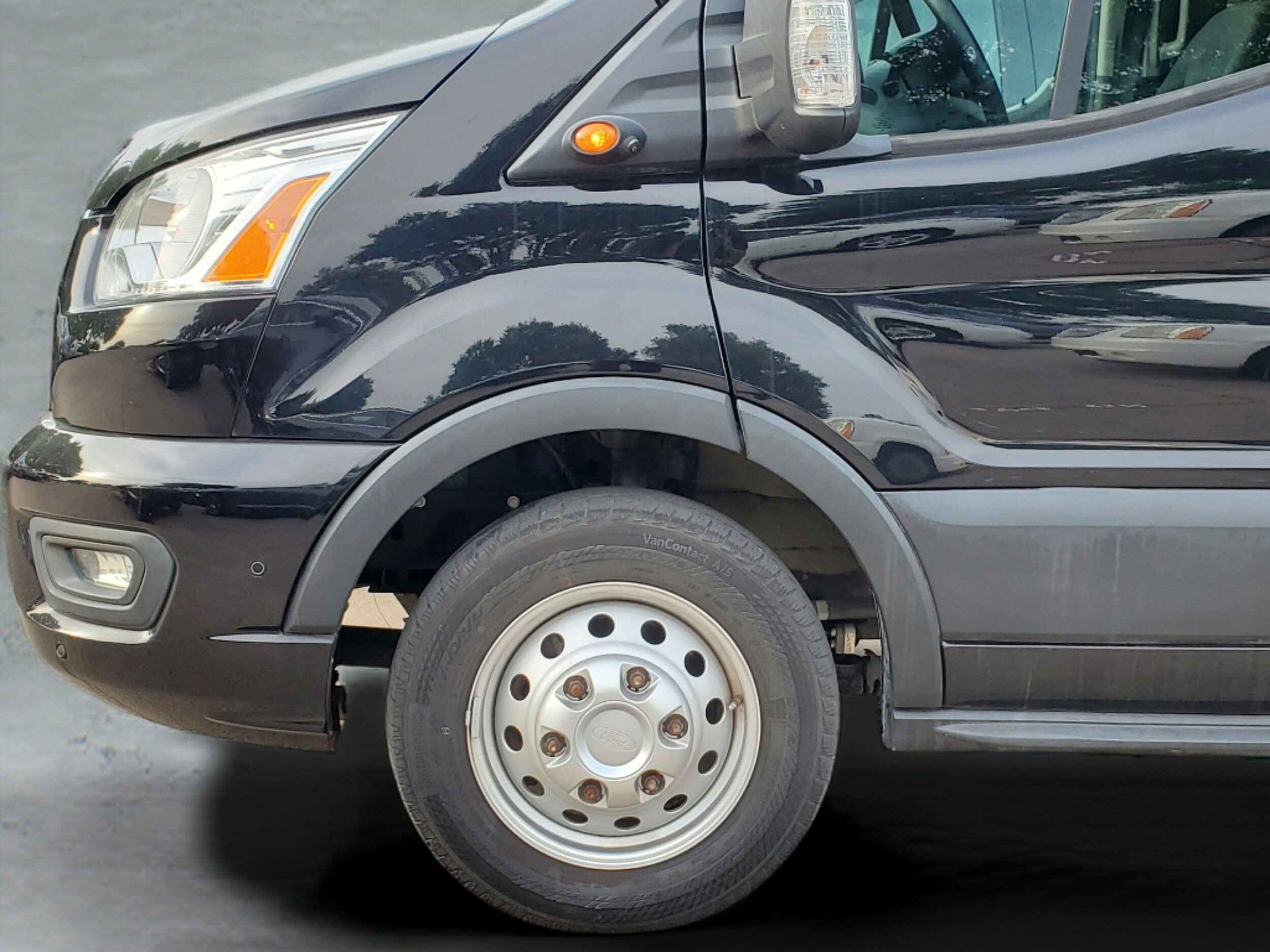 2020 Ford Transit Passenger Van XLT - Photo 25