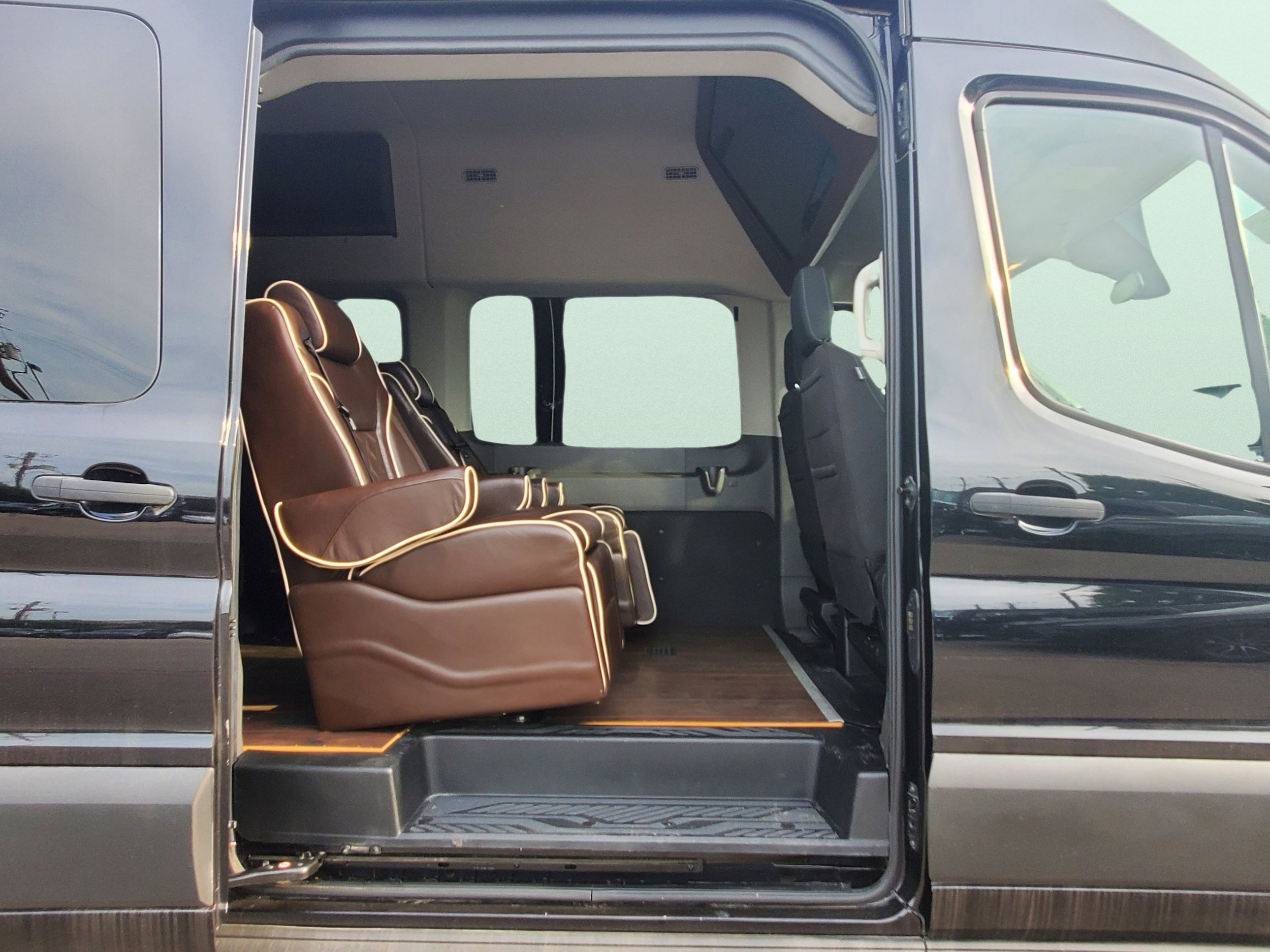 2020 Ford Transit Passenger Van XLT - Photo 40