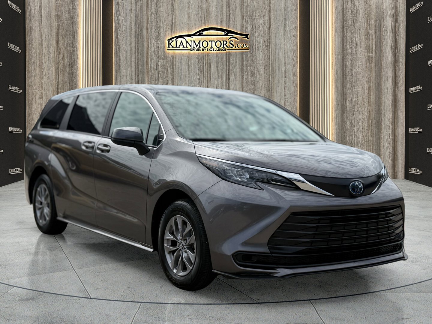 2024 Toyota Sienna LE's photo