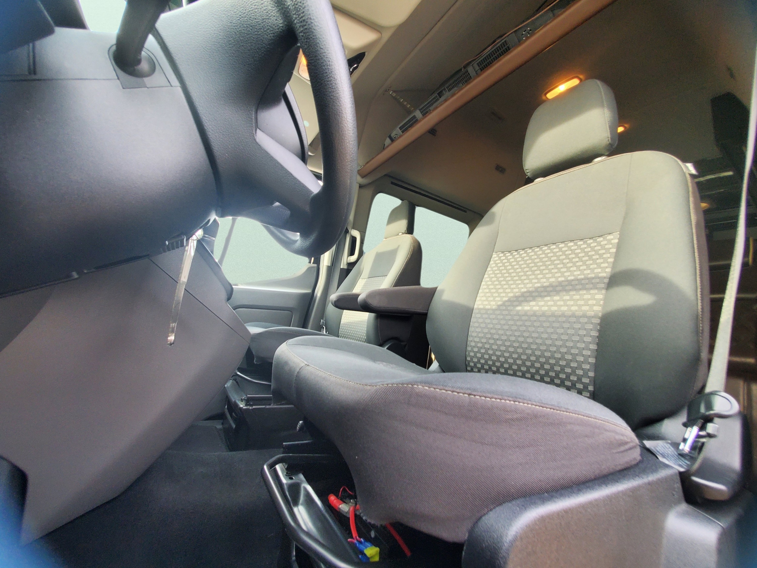 2020 Ford Transit Passenger Van XLT - Photo 33