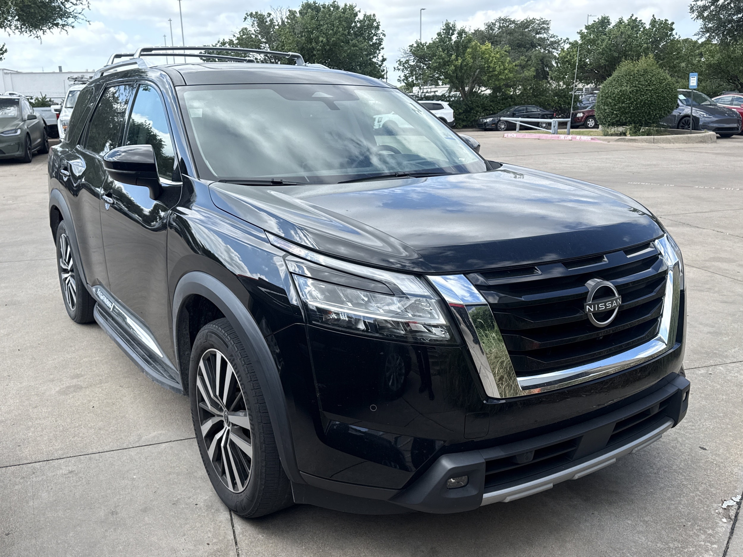2023 Nissan Pathfinder Platinum 2WD's photo
