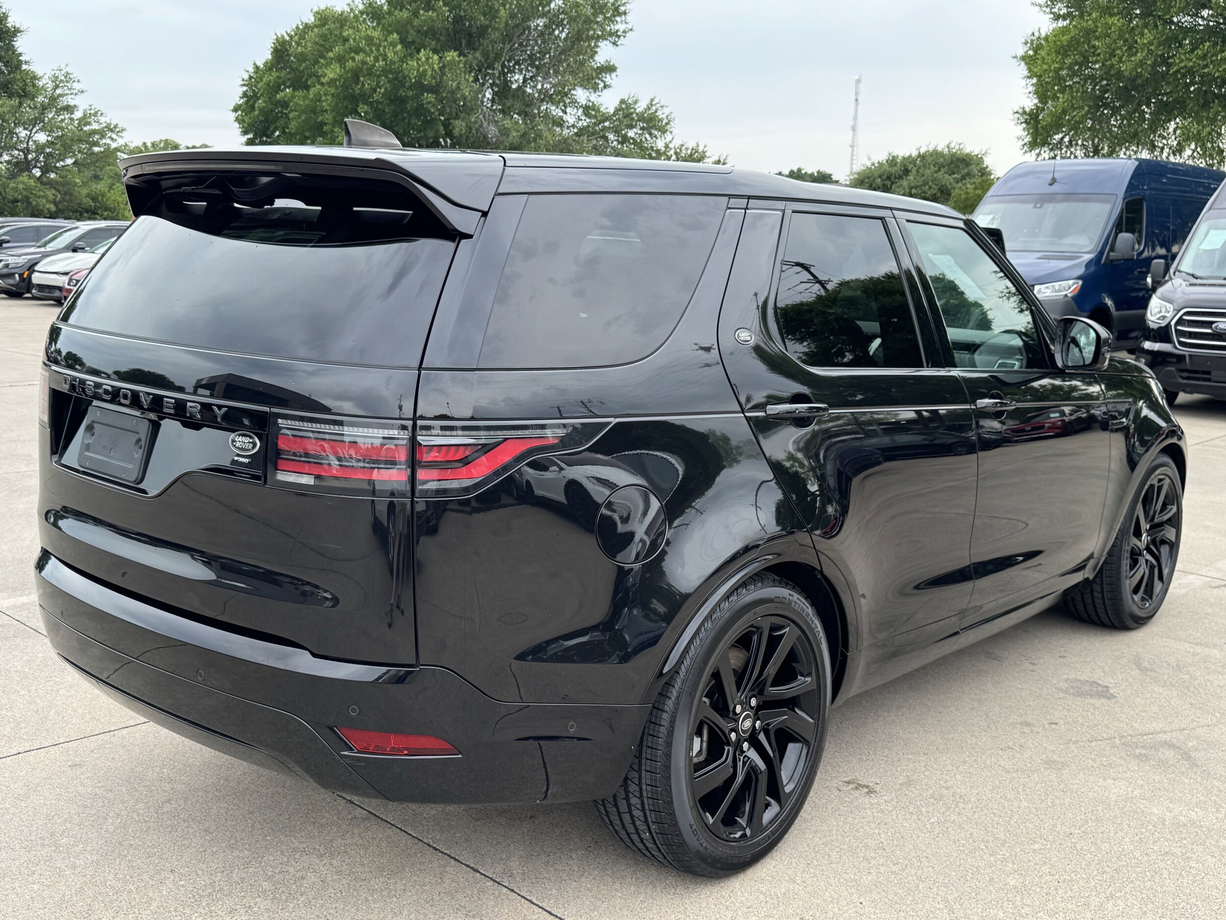 2023 Land Rover Discovery S R-Dynamic photo 4