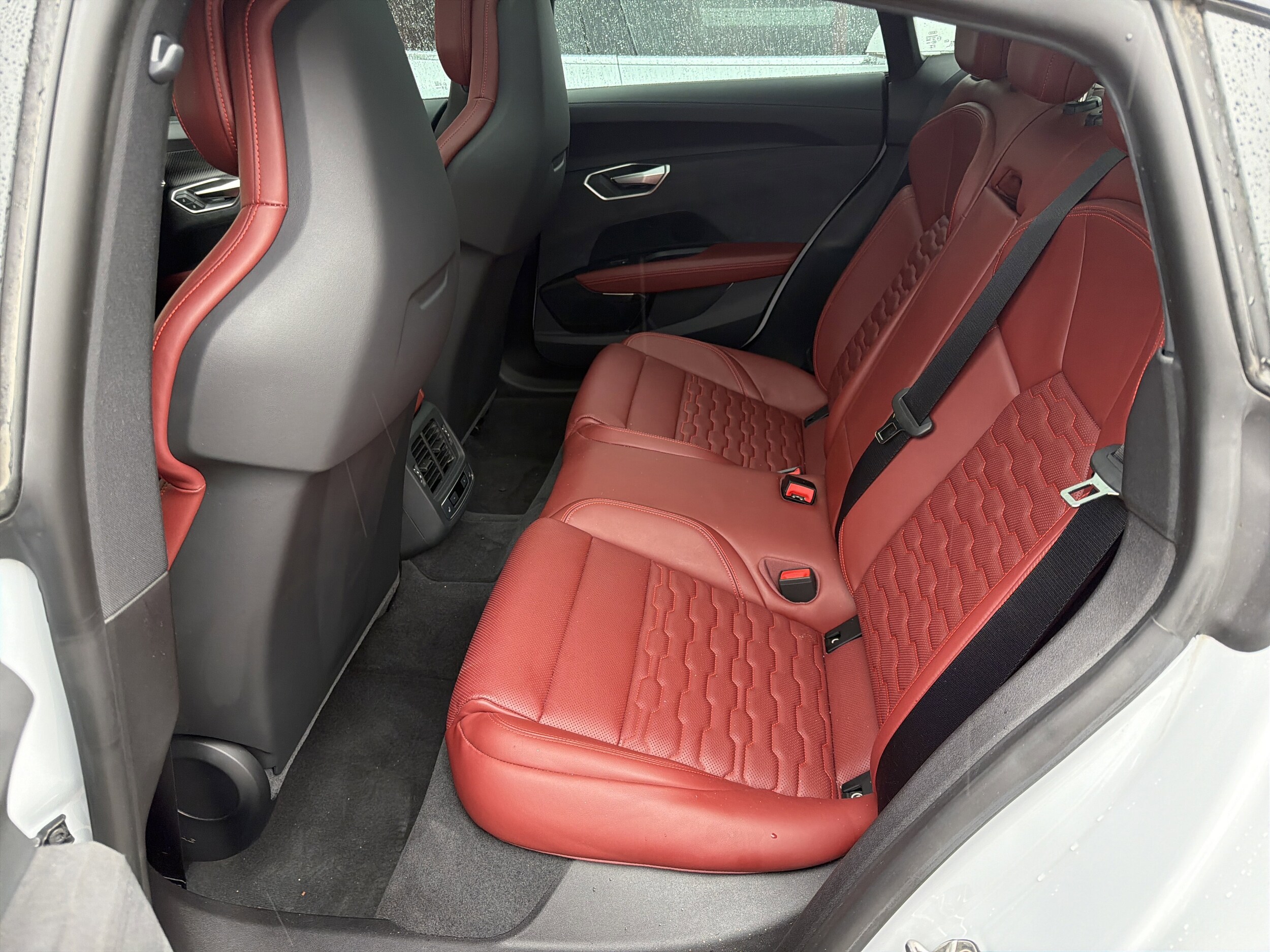 2024 Audi e-tron GT Premium Plus photo 2