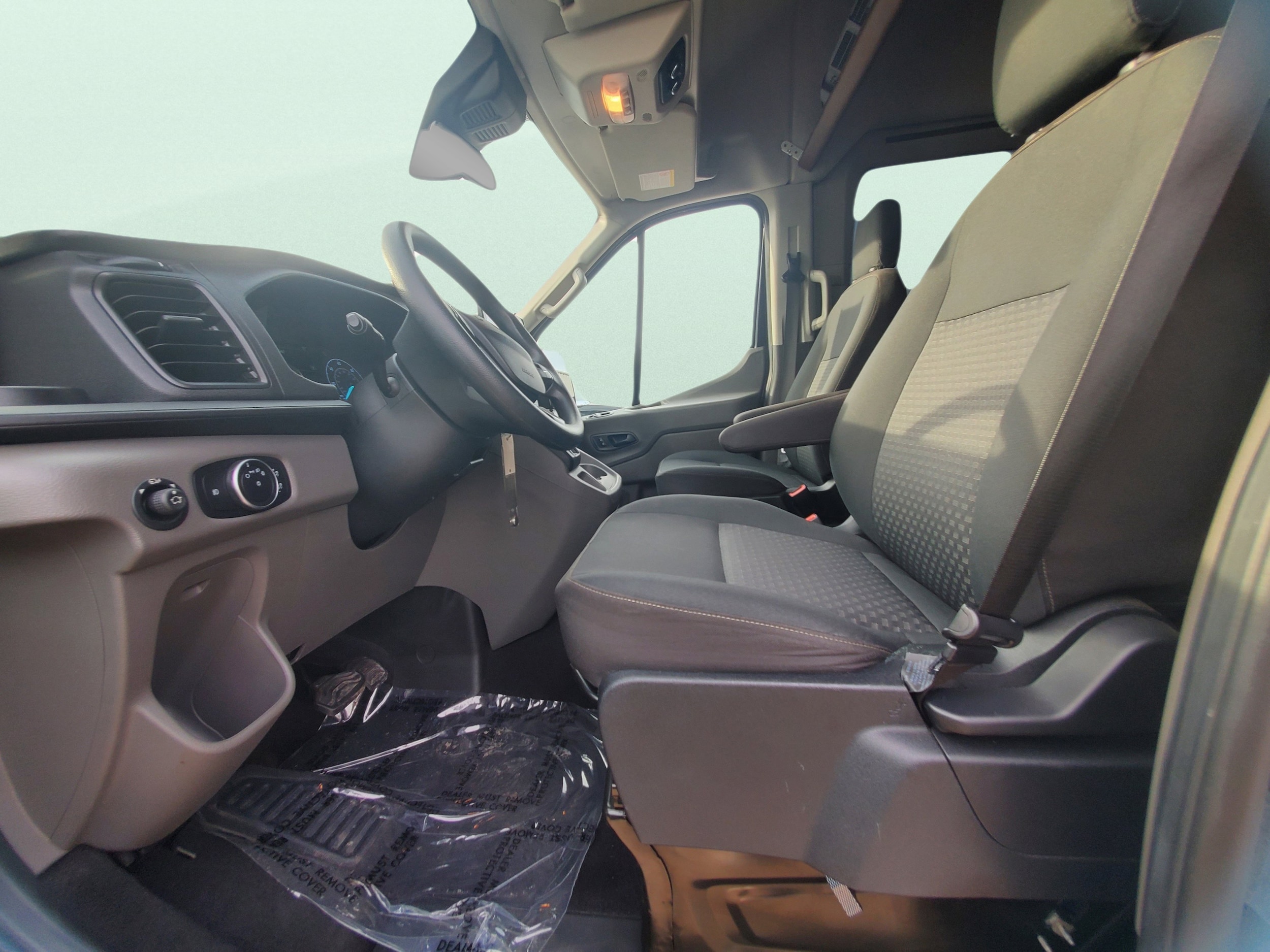 2020 Ford Transit Passenger Van XLT - Photo 31