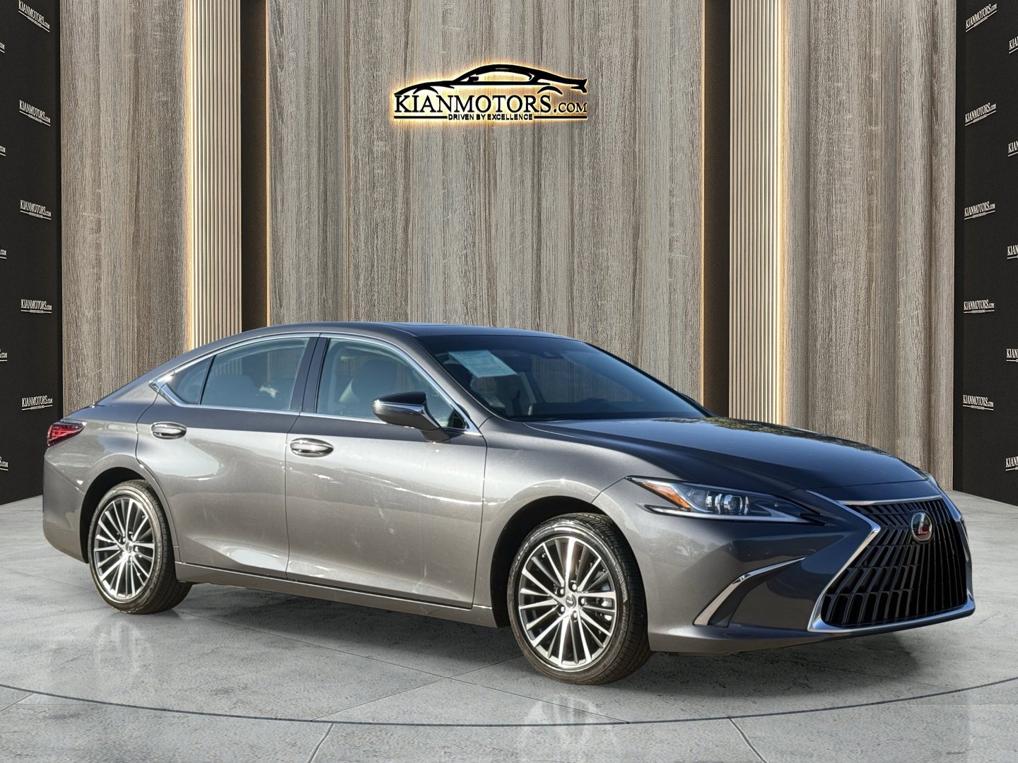 2025 Lexus ES Hybrid 300h's photo