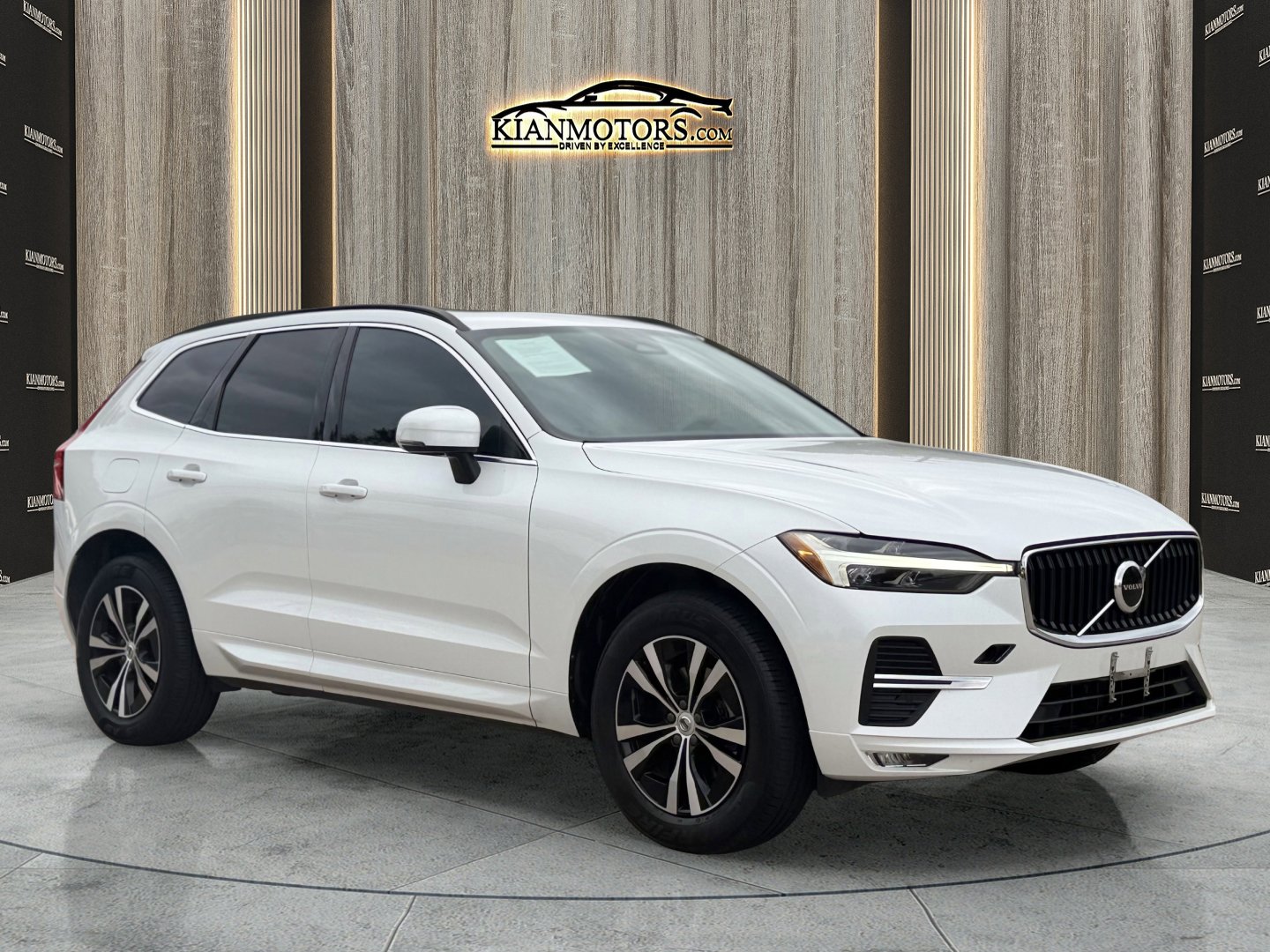 2023 Volvo XC60 Core's photo