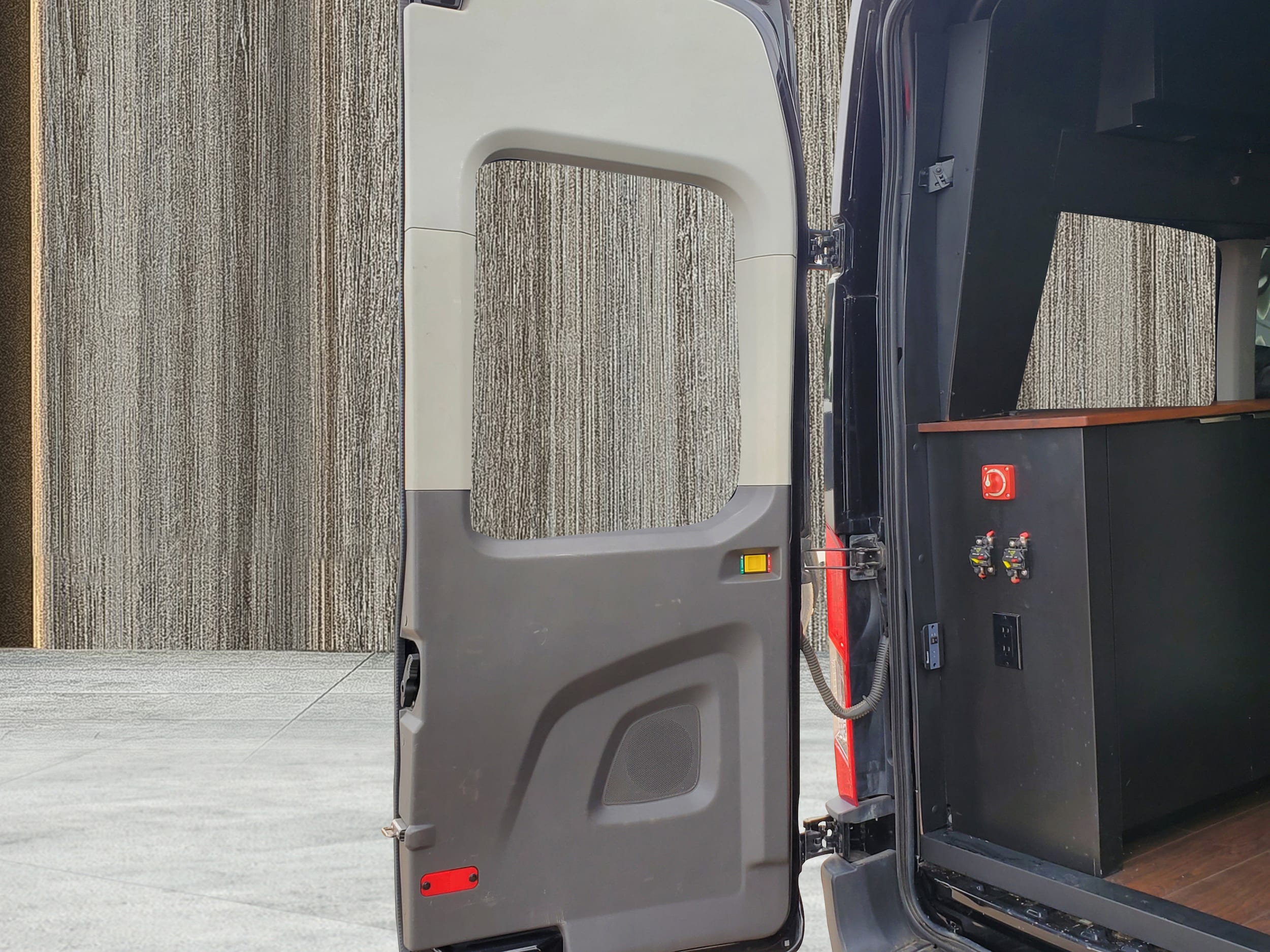 2020 Ford Transit Passenger Van XLT - Photo 18