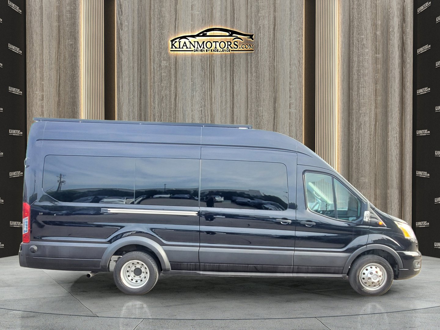 2020 Ford Transit Passenger Van XLT - Photo 9