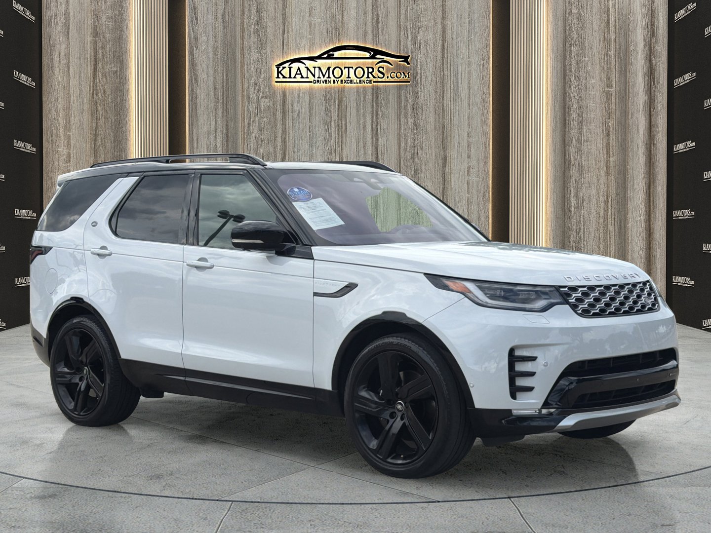 2023 Land Rover Discovery Metropolitan Edition's photo
