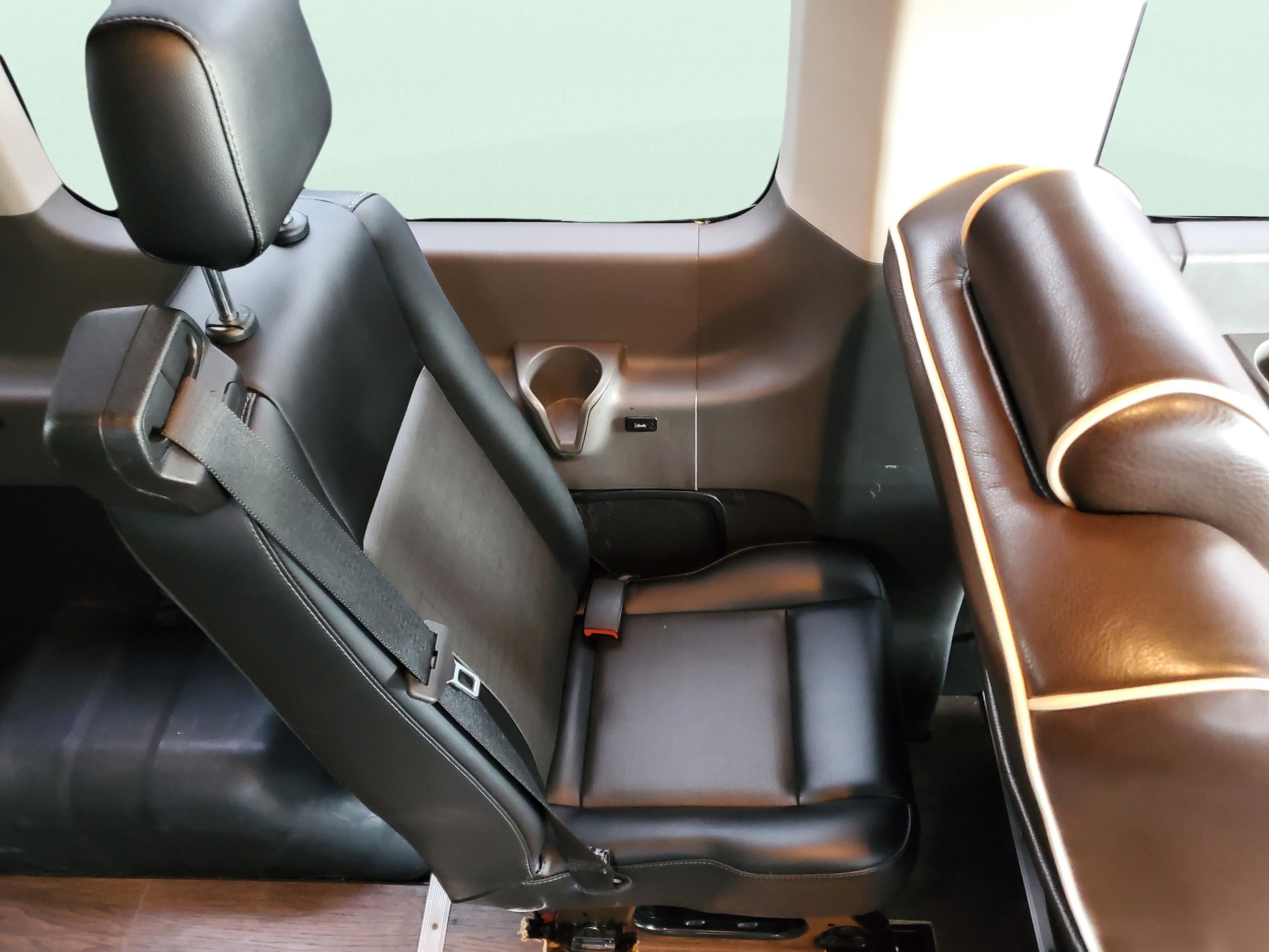 2020 Ford Transit Passenger Van XLT - Photo 47