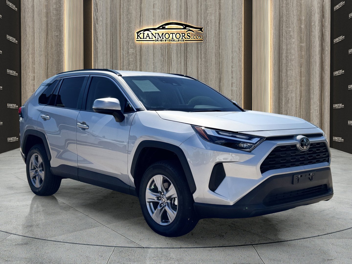 2025 Toyota RAV4 XLE's photo