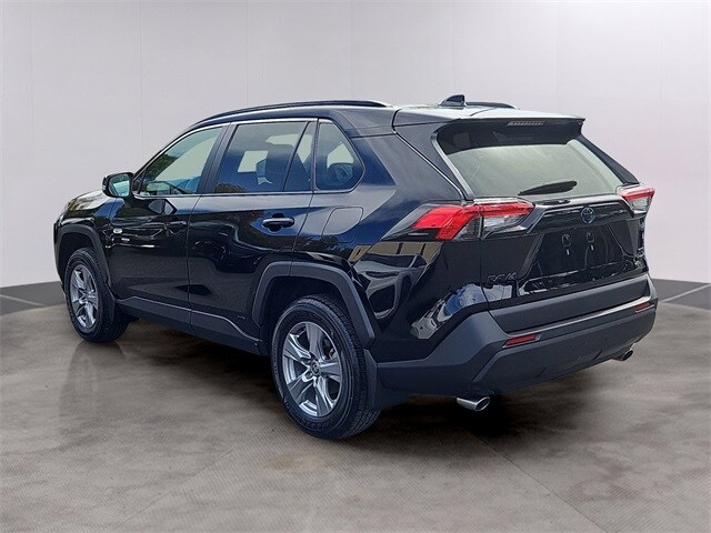 2022 Toyota RAV4 Hybrid XLE photo 2