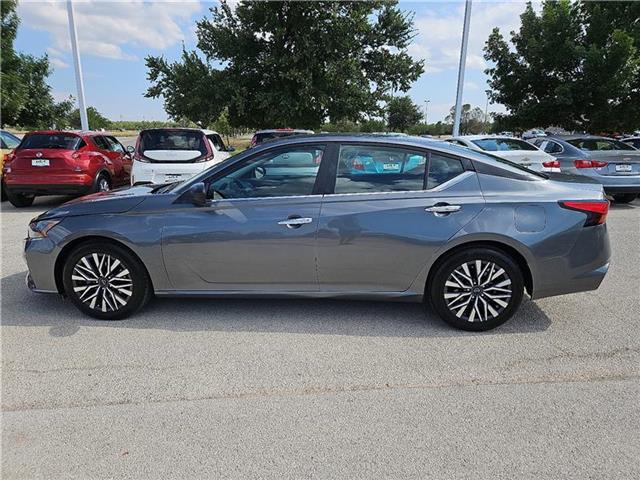 2025 Nissan Altima SV photo 2