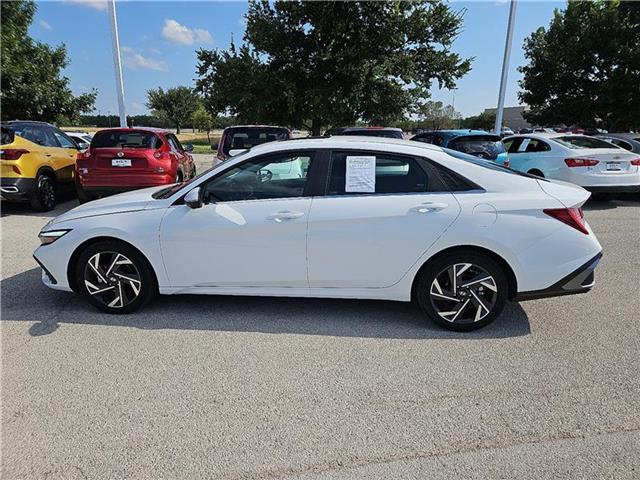 2024 Hyundai Elantra Limited photo 2