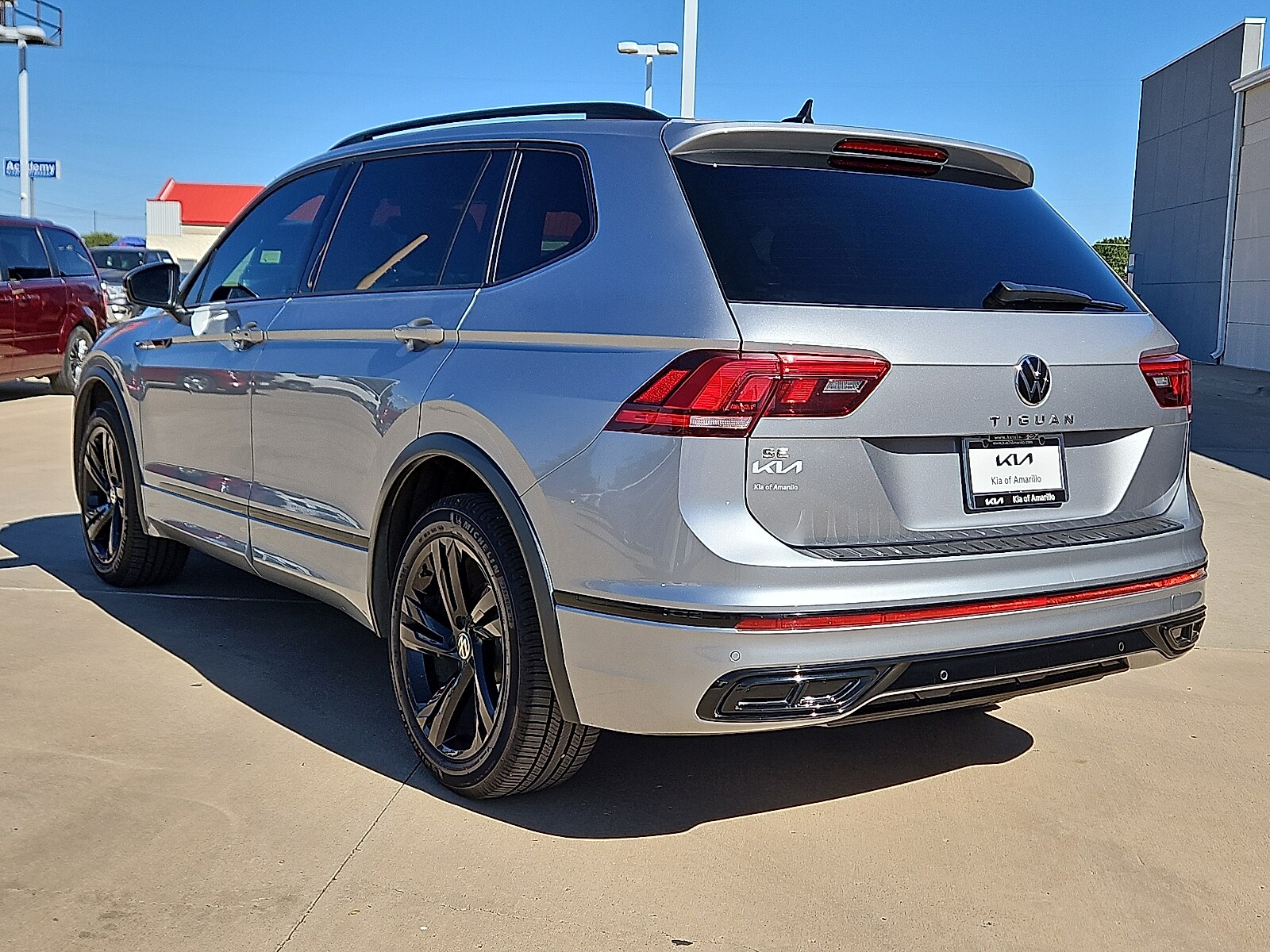 2023 Volkswagen Tiguan SE R-Line Black photo 2