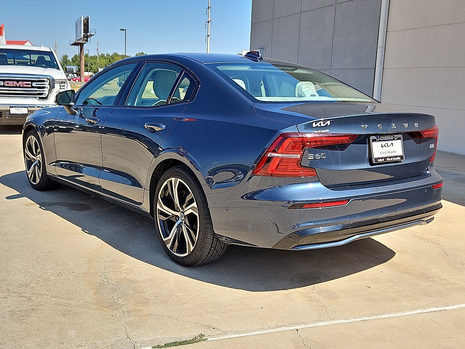 2024 Volvo S60 B5 Plus photo 2