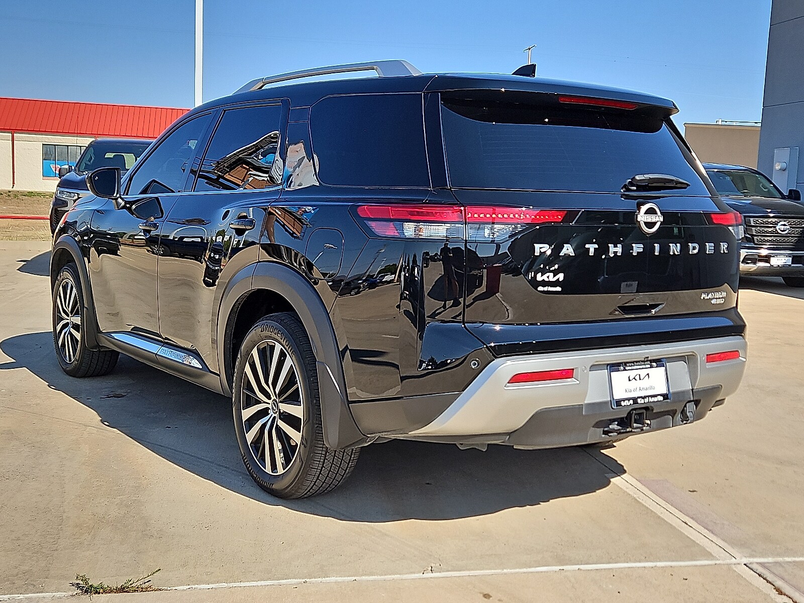 2025 Nissan Pathfinder Platinum 4x4 photo 2