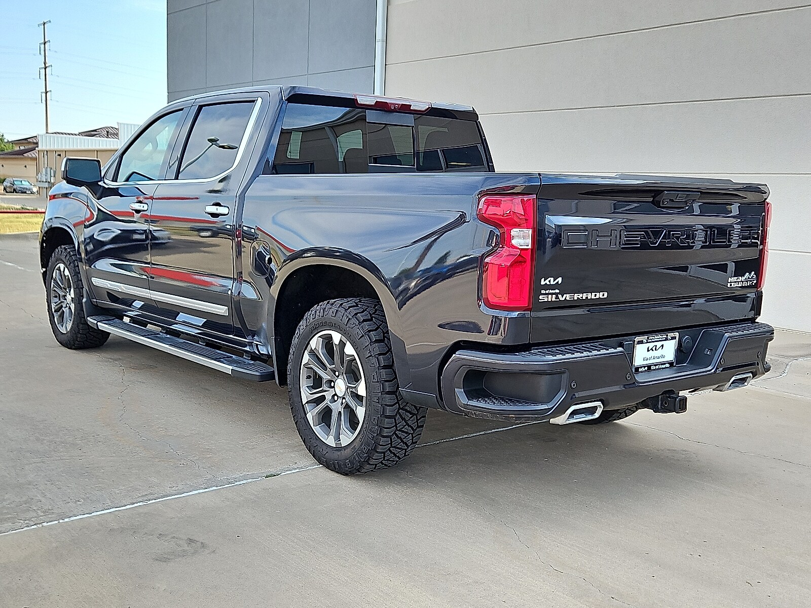 2023 Chevrolet Silverado 1500 High Country photo 2
