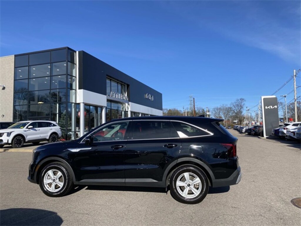 Used 2025 Kia Sorento LX SUV