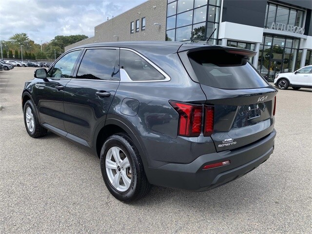 2023 Kia Sorento LX photo 2