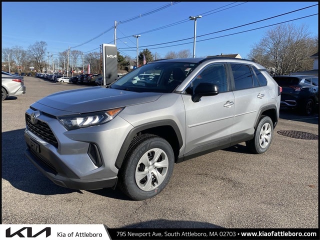 2021 Toyota RAV4 LE's photo