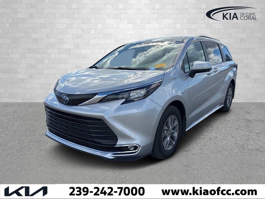 2024 Toyota Sienna XLE's photo