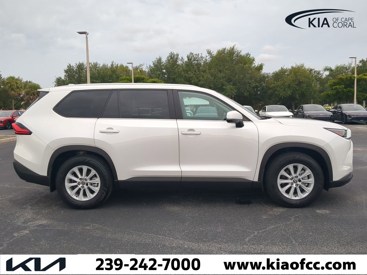 2024 Toyota Highlander Hybrid XLE photo 3
