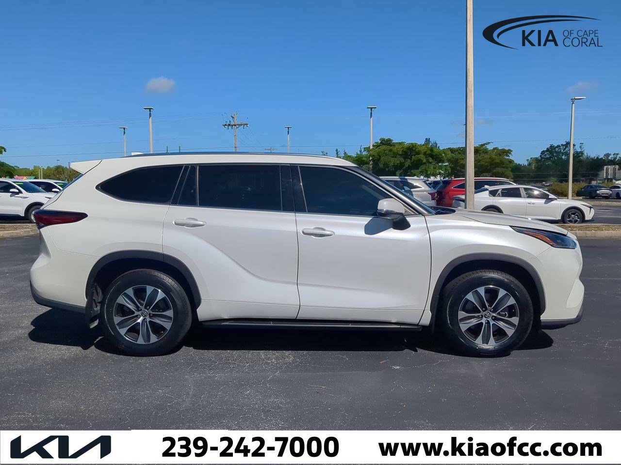 2021 Toyota Highlander XLE photo 3