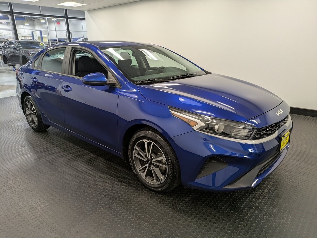 2023 Kia Forte LXS photo 2