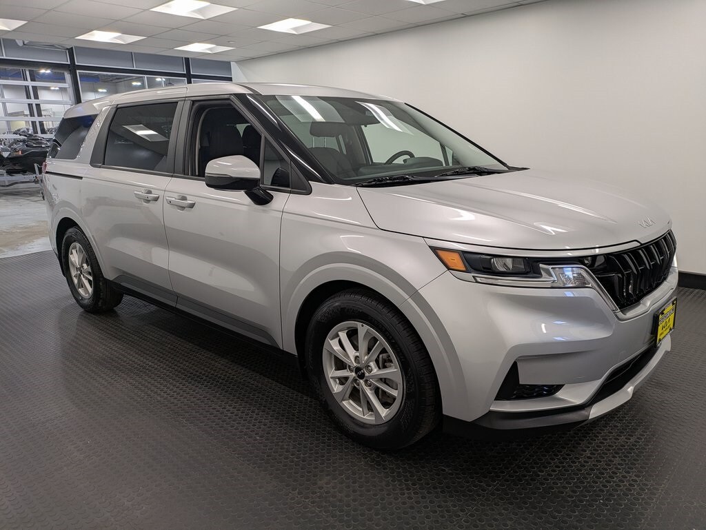 2022 Kia Carnival LX photo 3