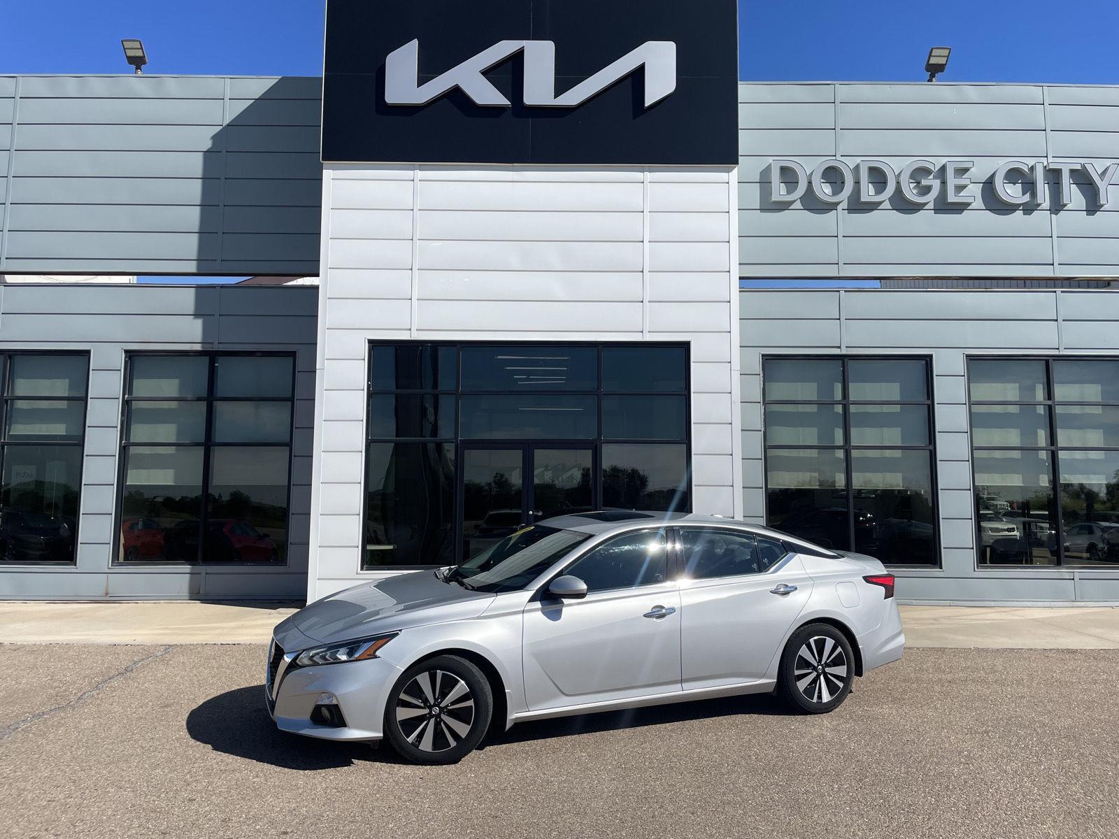 Used 2019 Nissan Altima SV with VIN 1N4BL4DV1KC100323 for sale in Dodge City, KS