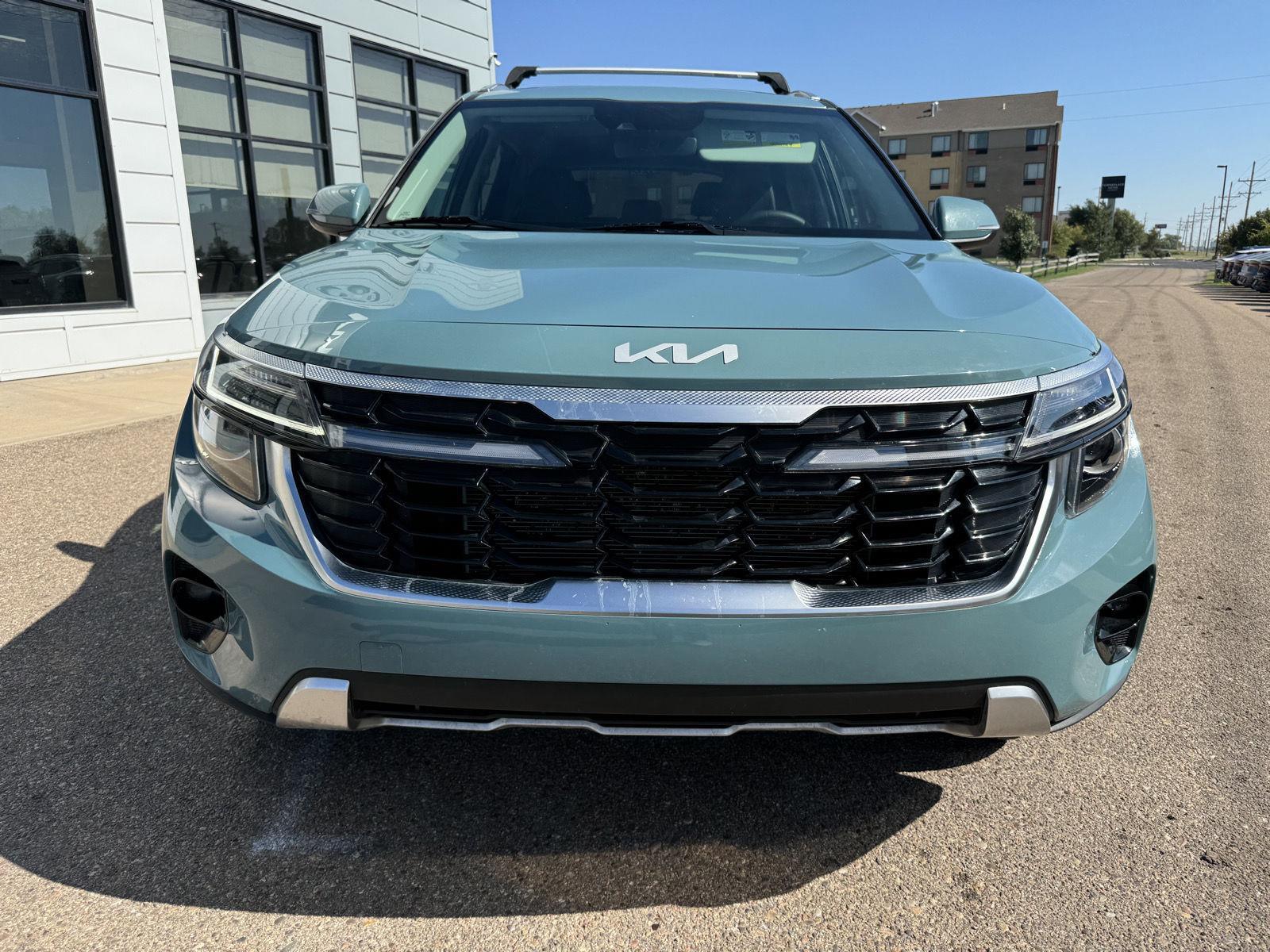 2024 Kia Seltos EX photo 3