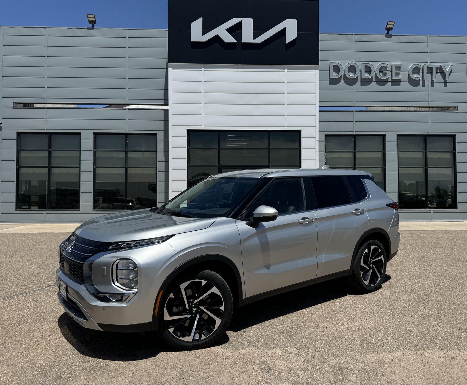 Used 2024 Mitsubishi Outlander SE with VIN JA4J4VA86RZ038300 for sale in Dodge City, KS