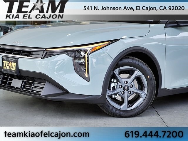 2025 Kia K4 LXS photo 2
