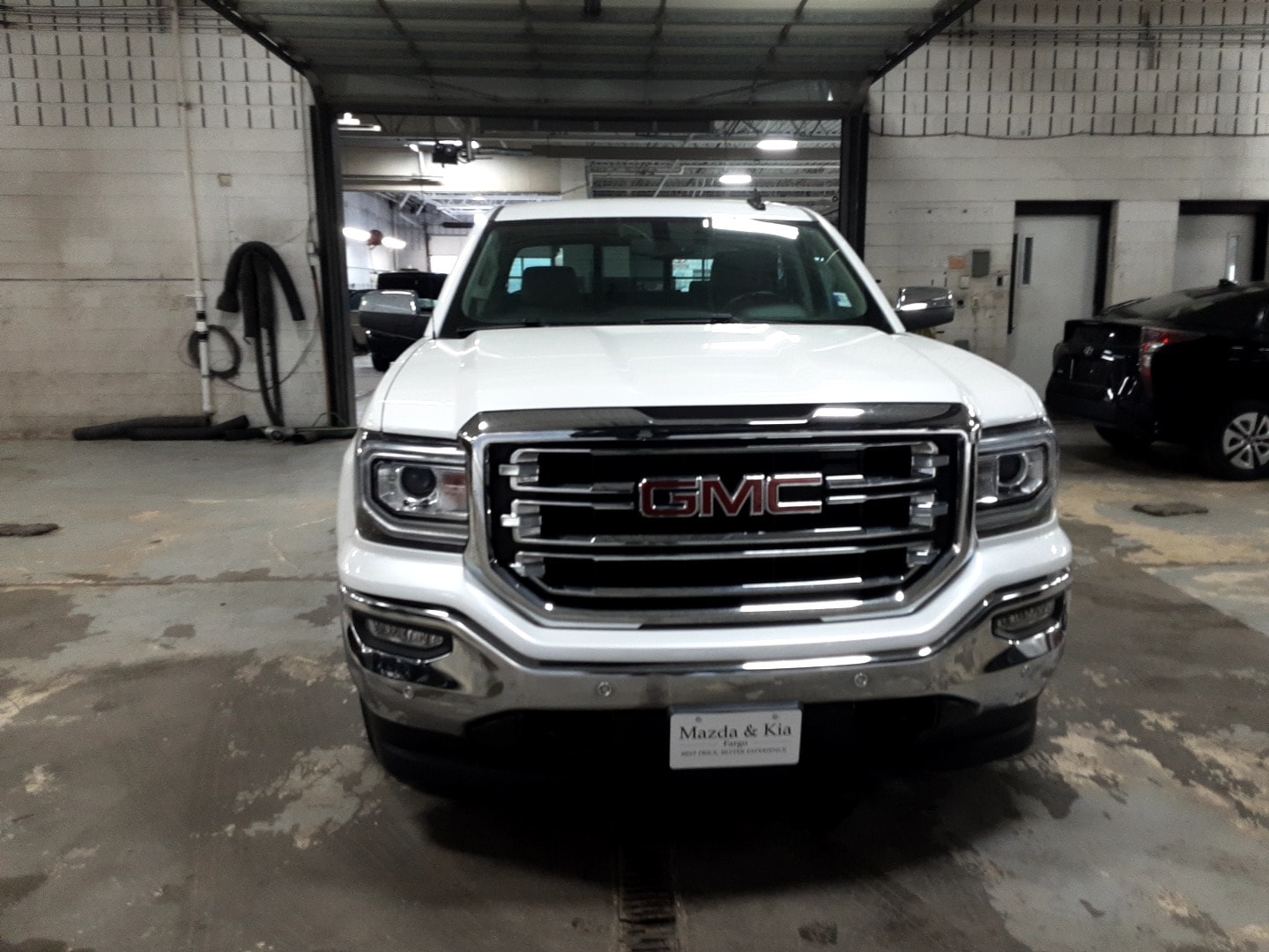 Used 2018 GMC Sierra 1500 SLT with VIN 3GTU2NECXJG321682 for sale in Fargo, ND