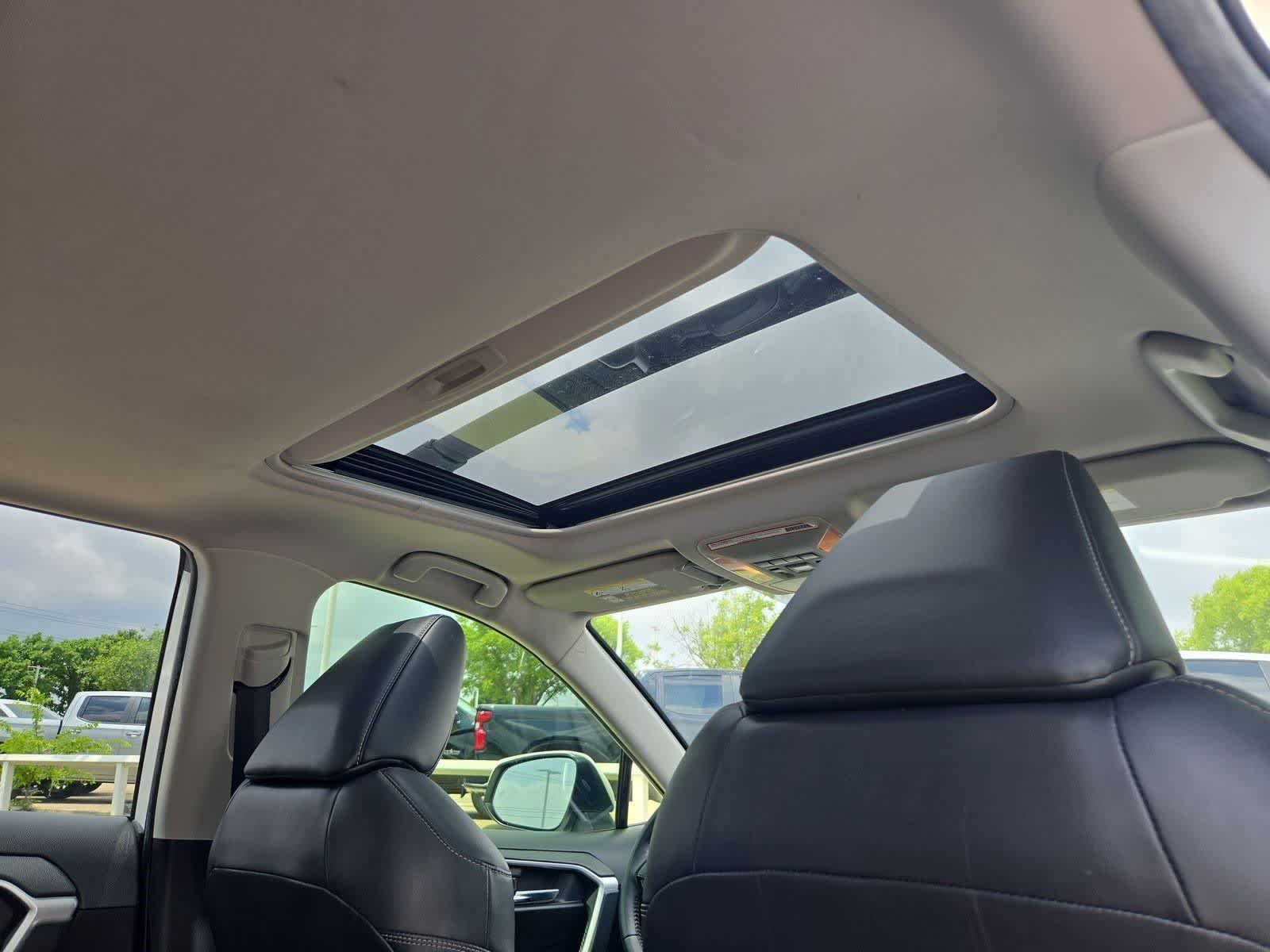 Thumbnail: 2019 Toyota RAV4 - 20