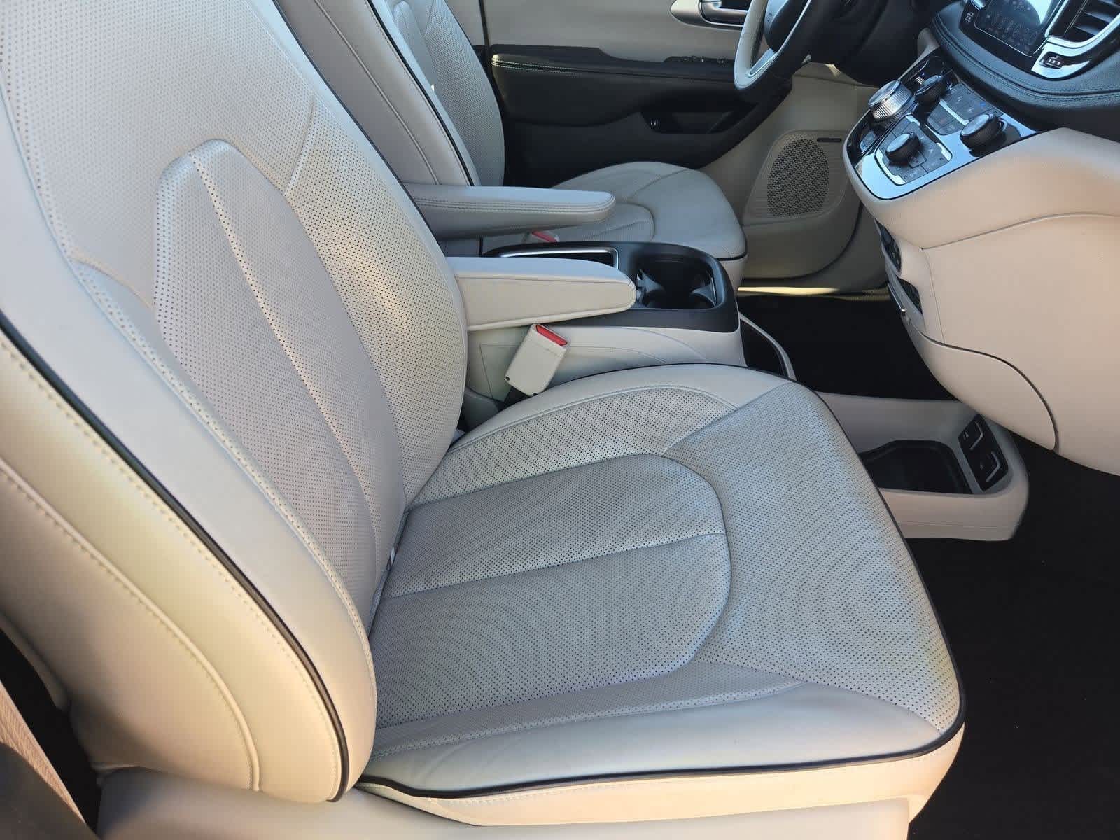 Thumbnail: 2018 Chrysler Pacifica - 20