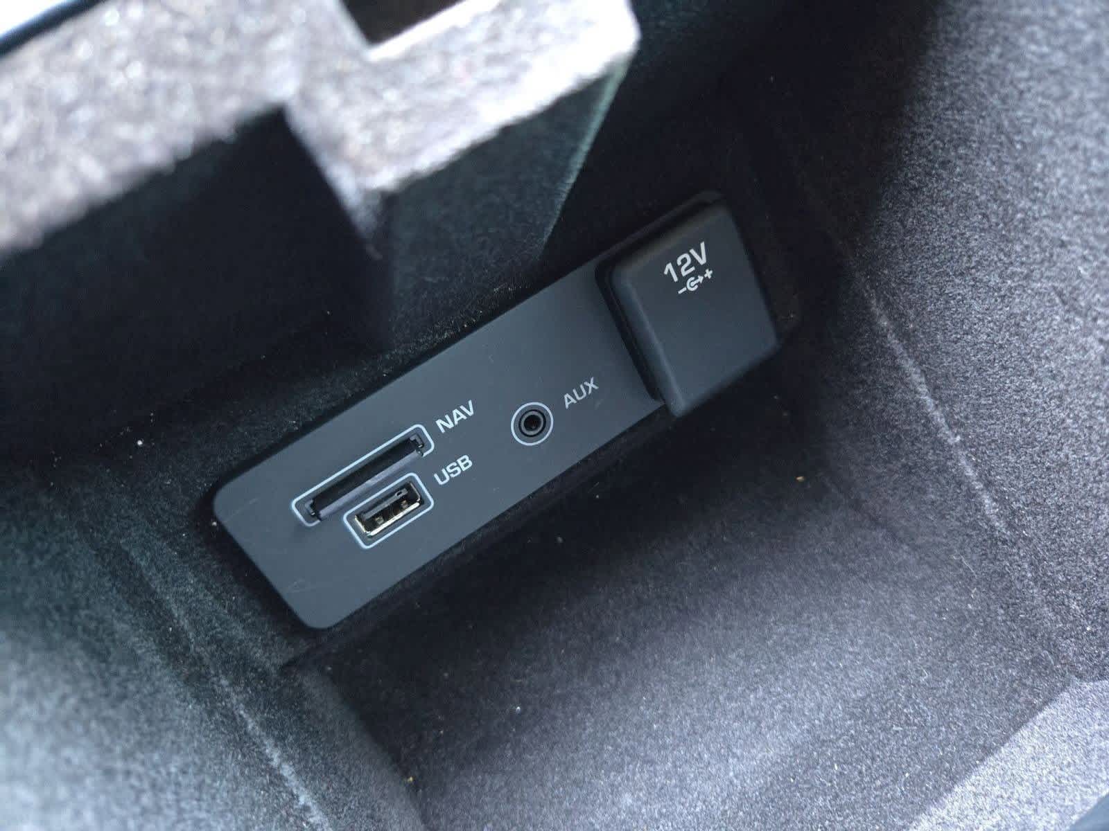 Thumbnail: 2015 Land Rover Discovery Sport - 32