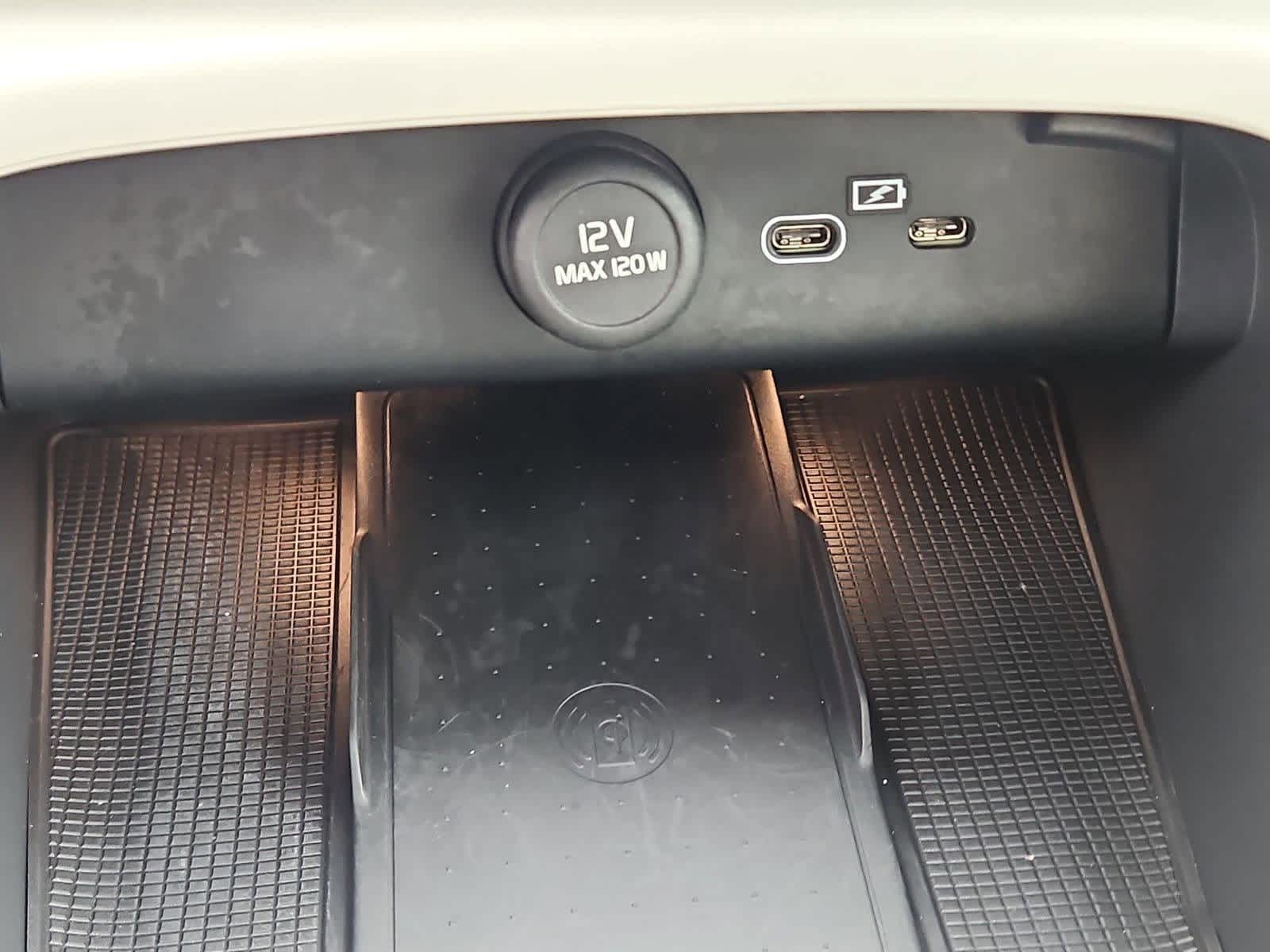 Thumbnail: 2024 Volvo XC40 - 33