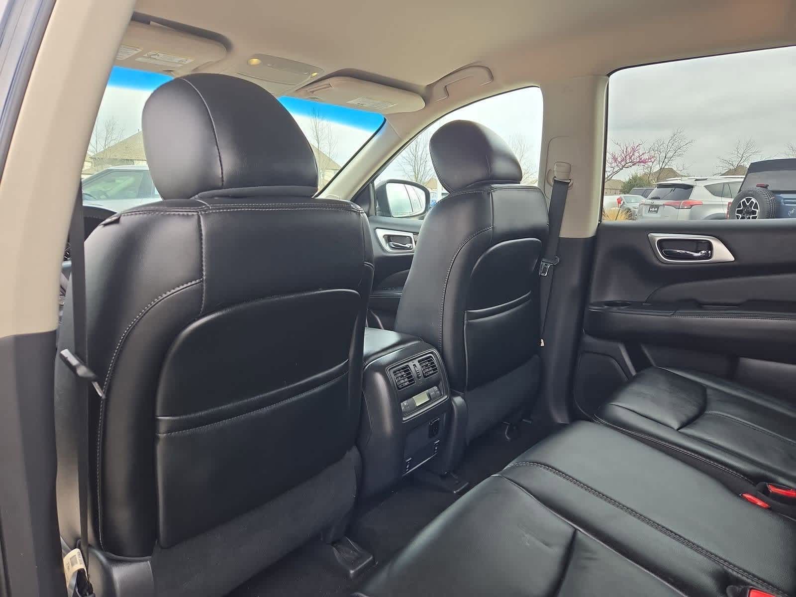 Thumbnail: 2015 Nissan Pathfinder - 17