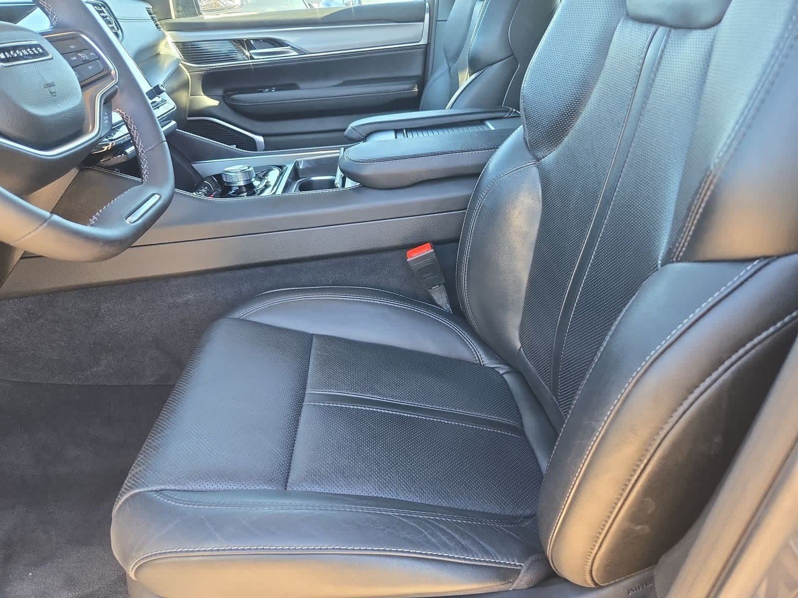 Thumbnail: 2023 Jeep Wagoneer - 15