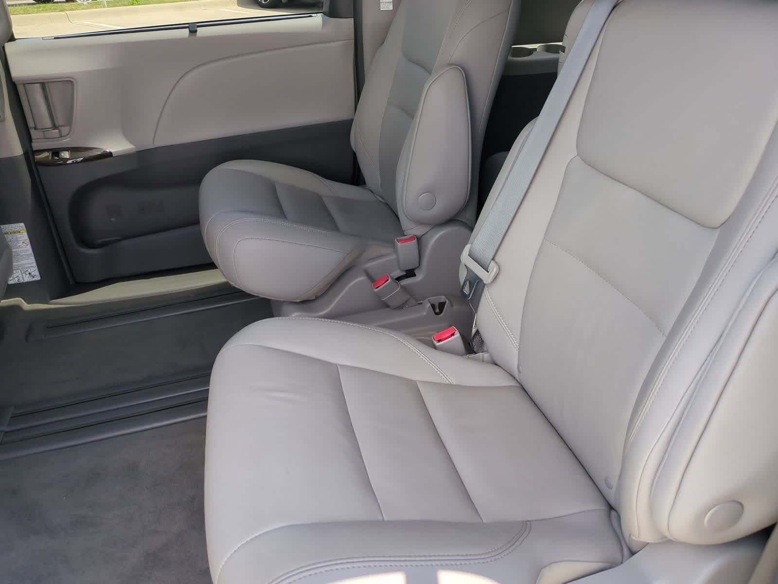 Thumbnail: 2019 Toyota Sienna - 20